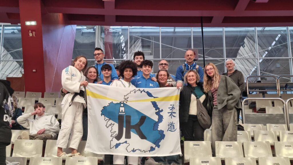 Equipo de JK con la bandera del club