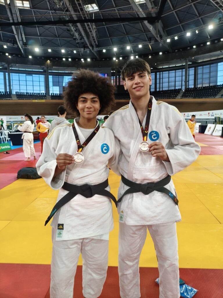 Deportistas de JK con sus medallas