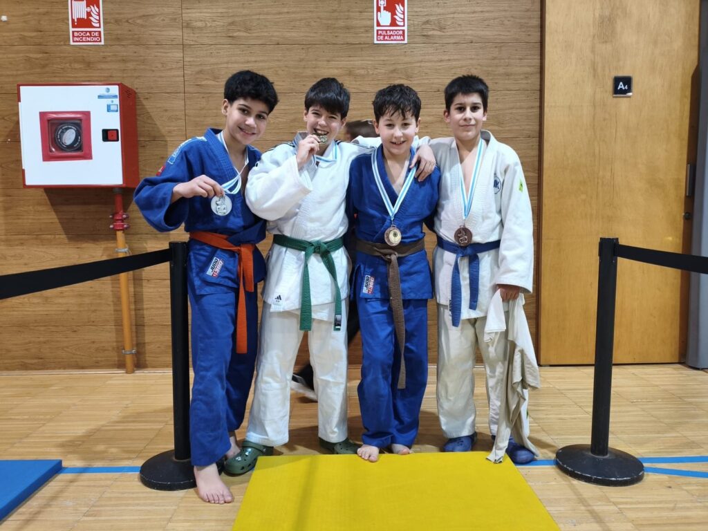 Jóvenes de JK con sus medallas