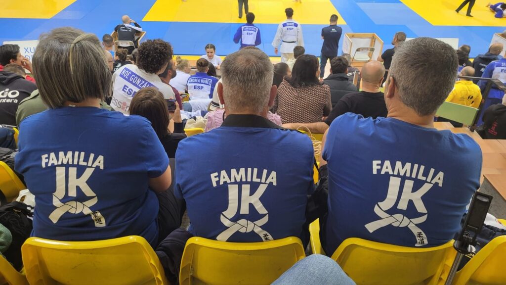 La familia JK animando en un campeonato
