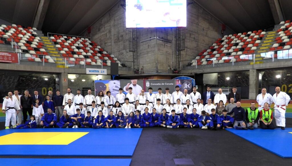 Gran grupo de deportistas de JK