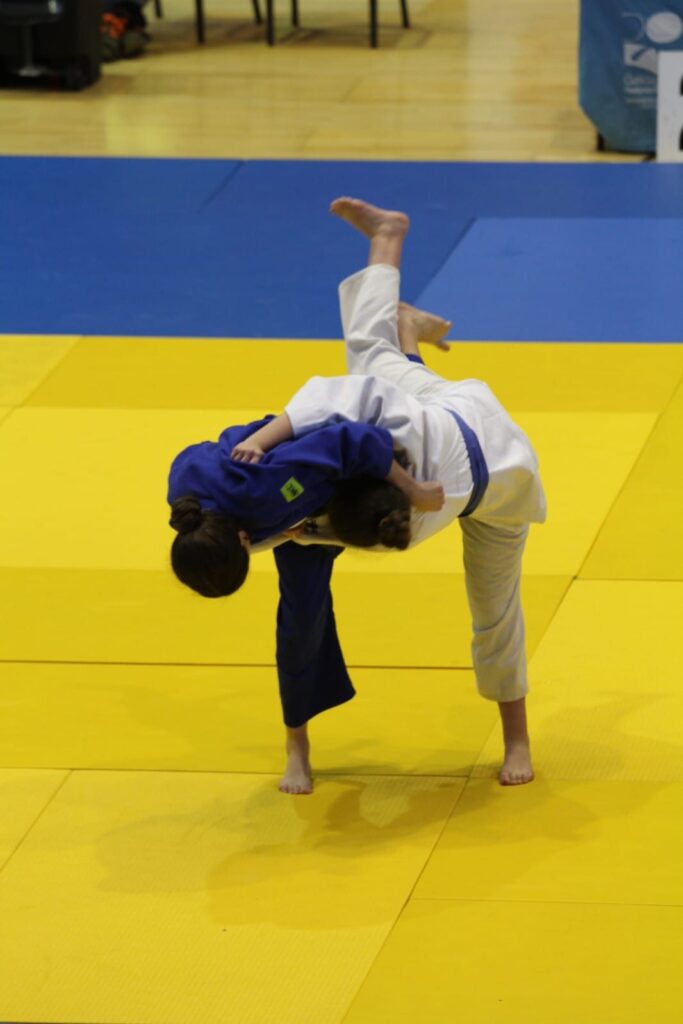 Proyección de judo en competición