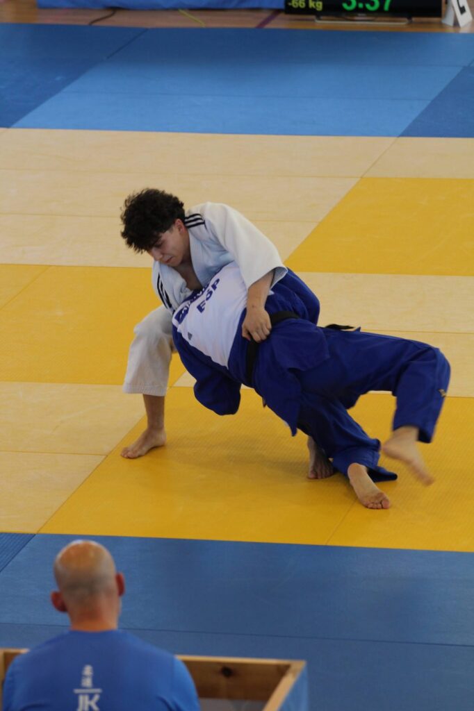 Proyección de judo en competición