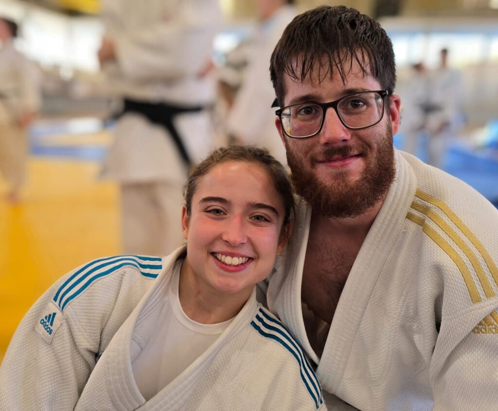 Dos judocas de JK sonriendo