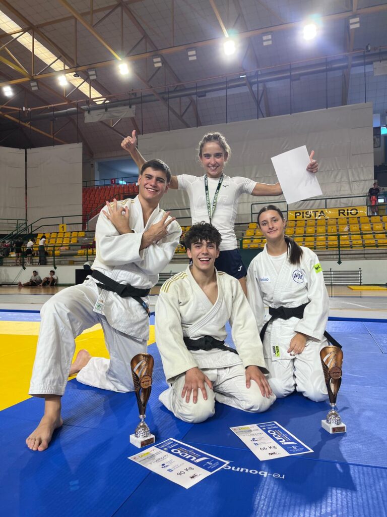 Deportistas de JK con sus medallas