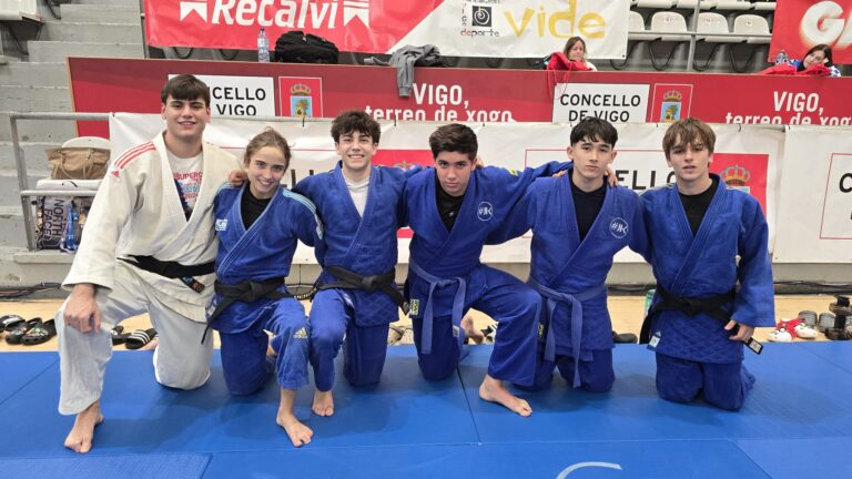 De izquierda a derecha: Adrián Rodríguez, Carola Veiras, Salvador Andrade, Gabriel Valiña, Adrián Pena y Mateo Vázquez, en el tatami de As Travesas.