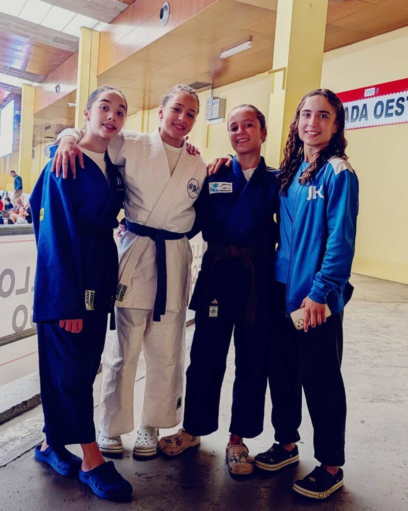 Ya con el judogi, junto a la grada oeste del pabellón.