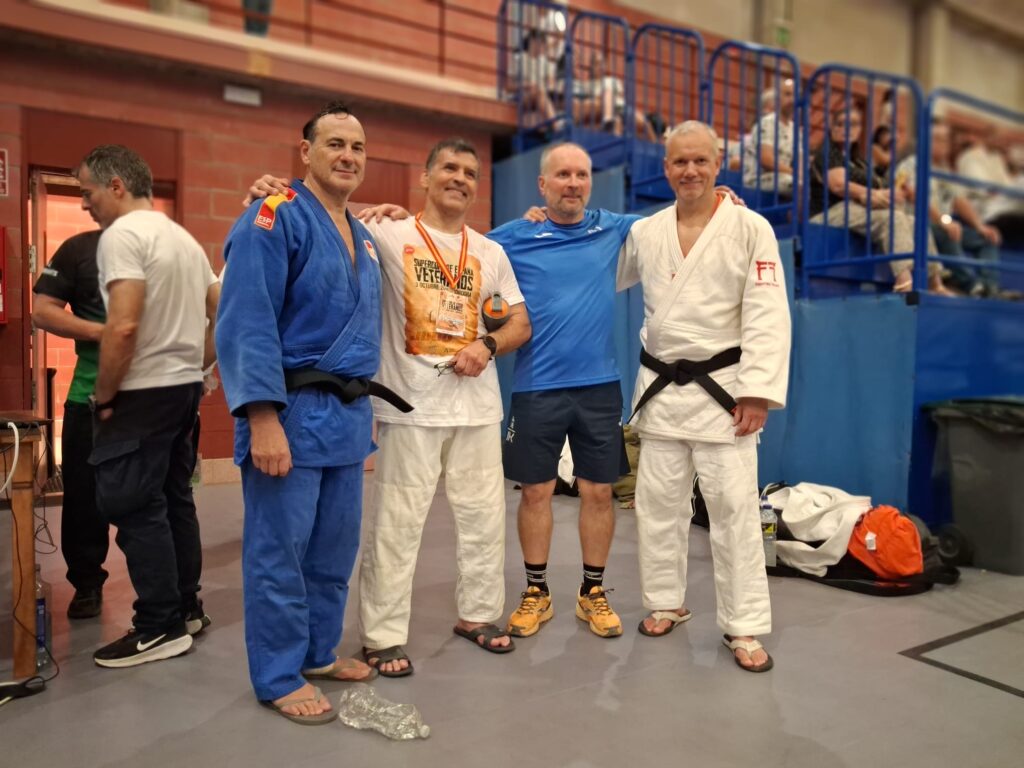 Miguel, con judocas veteranos de otros clubes al terminar la competición.