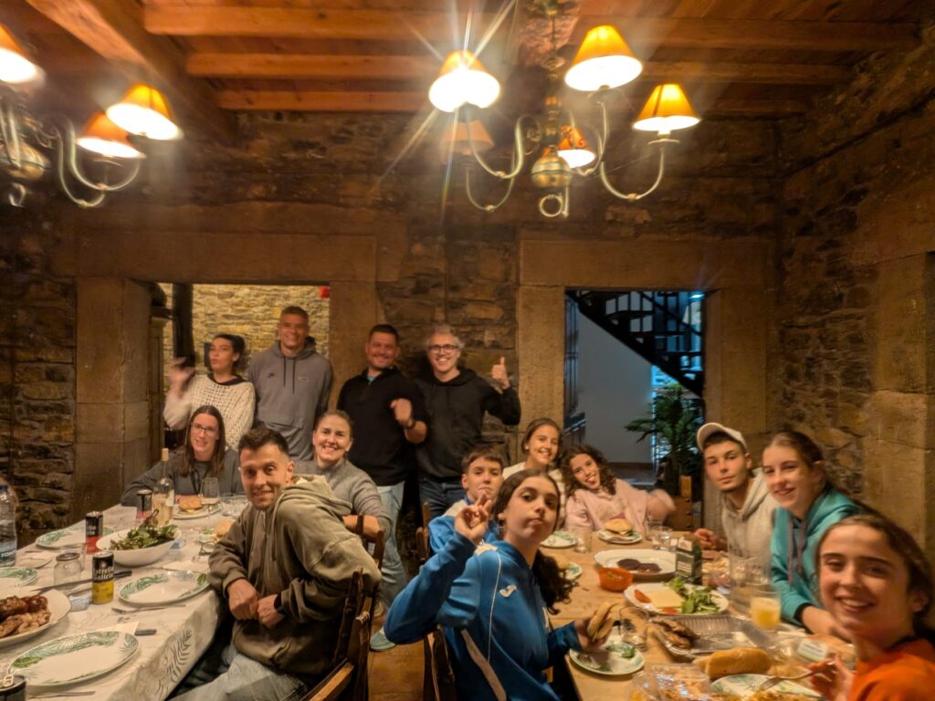 Cena de grupo con deportistas, familias y técnicos.