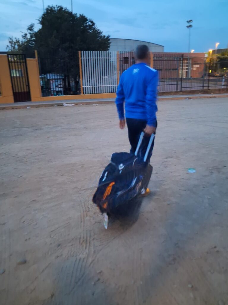 Llegada al pabellón de madrugada, antes de la acreditación y el pesaje.