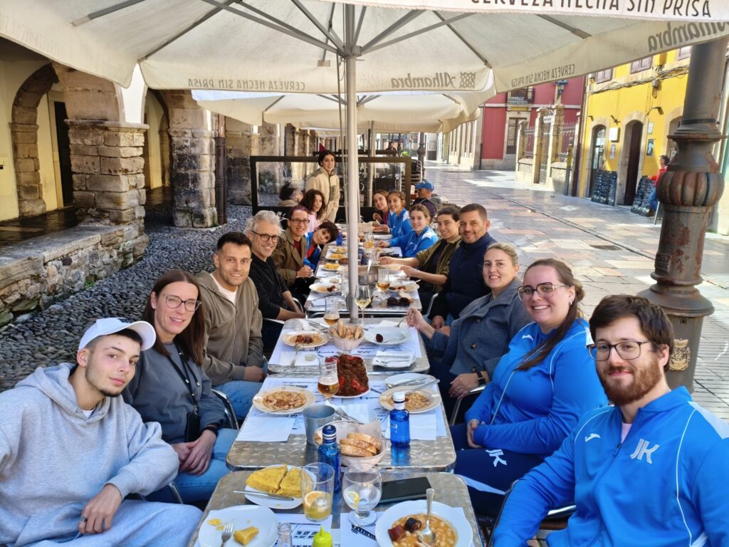Comida de todo el grupo en una terraza del centro.