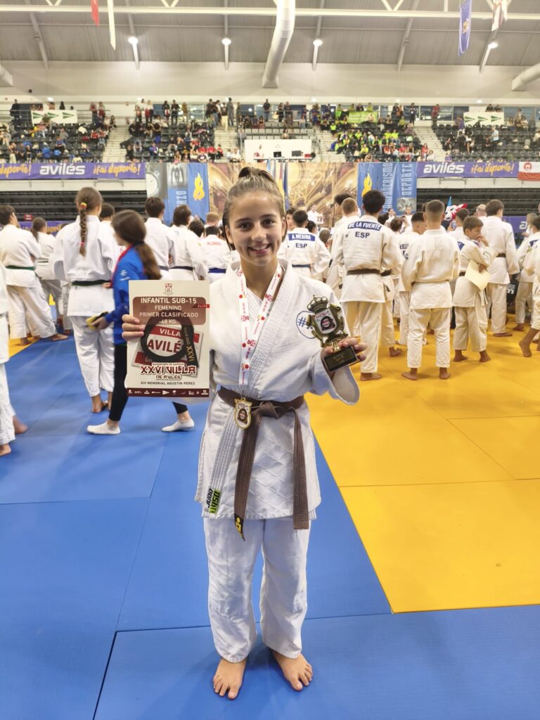 Vera Collazo con su diploma y su trofeo de campeona.