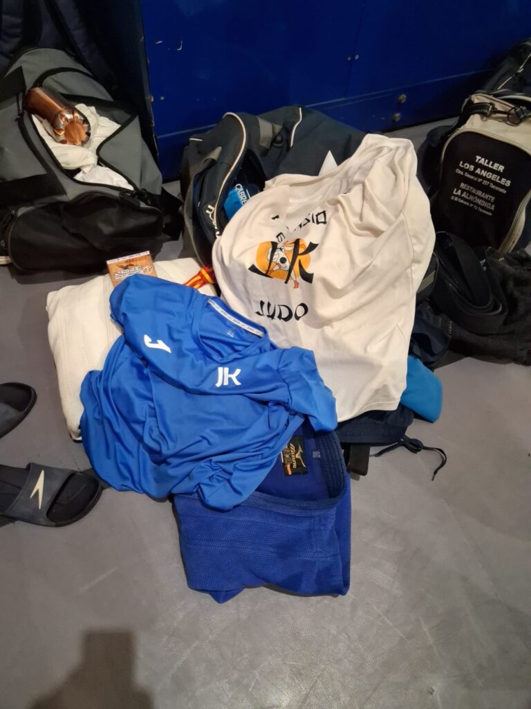 La equipación del JK en el vestuario, lista para competir.