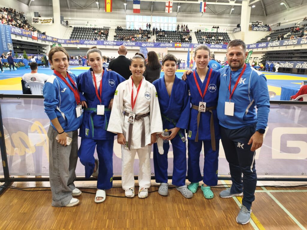 La delegación infantil del JK, acreditada, junto al tatami de El Quirinal.