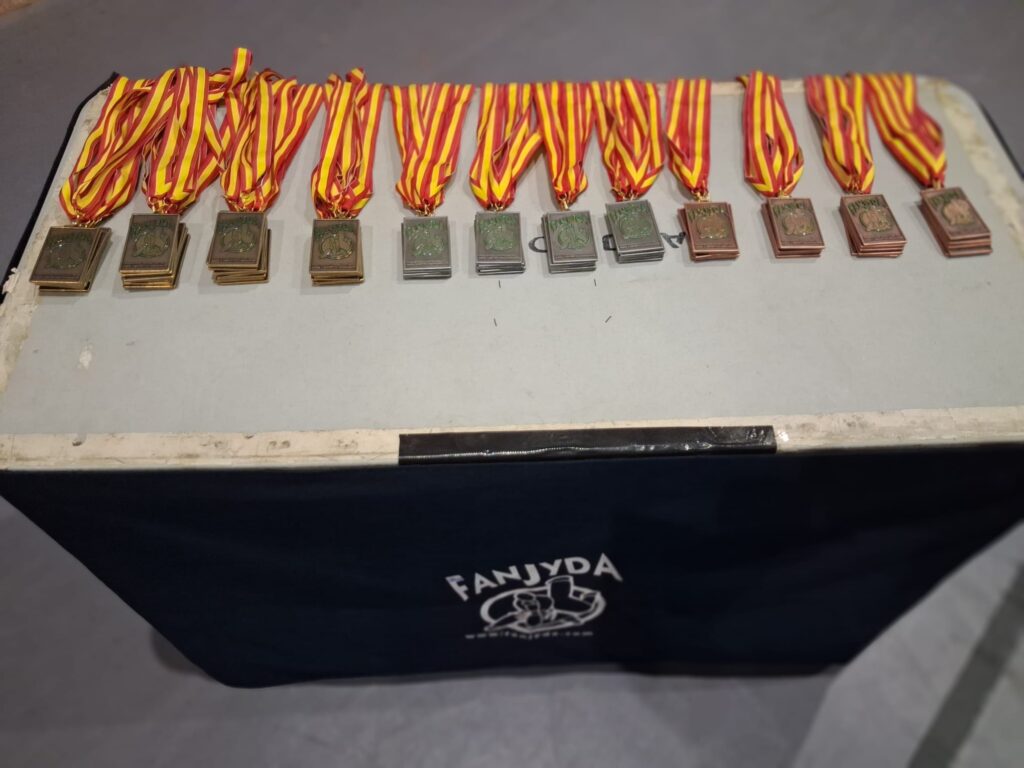 Las medallas del campeonato, preparadas antes de la entrega.