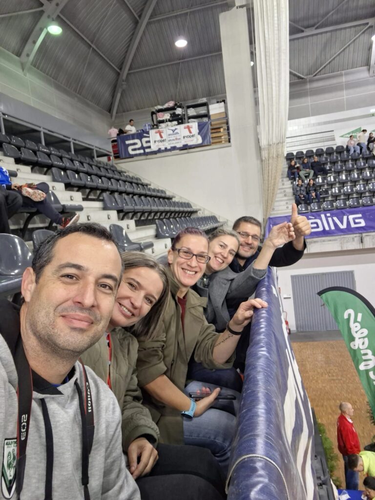 Las familias, en la grada, animando al equipo cadete el sábado.