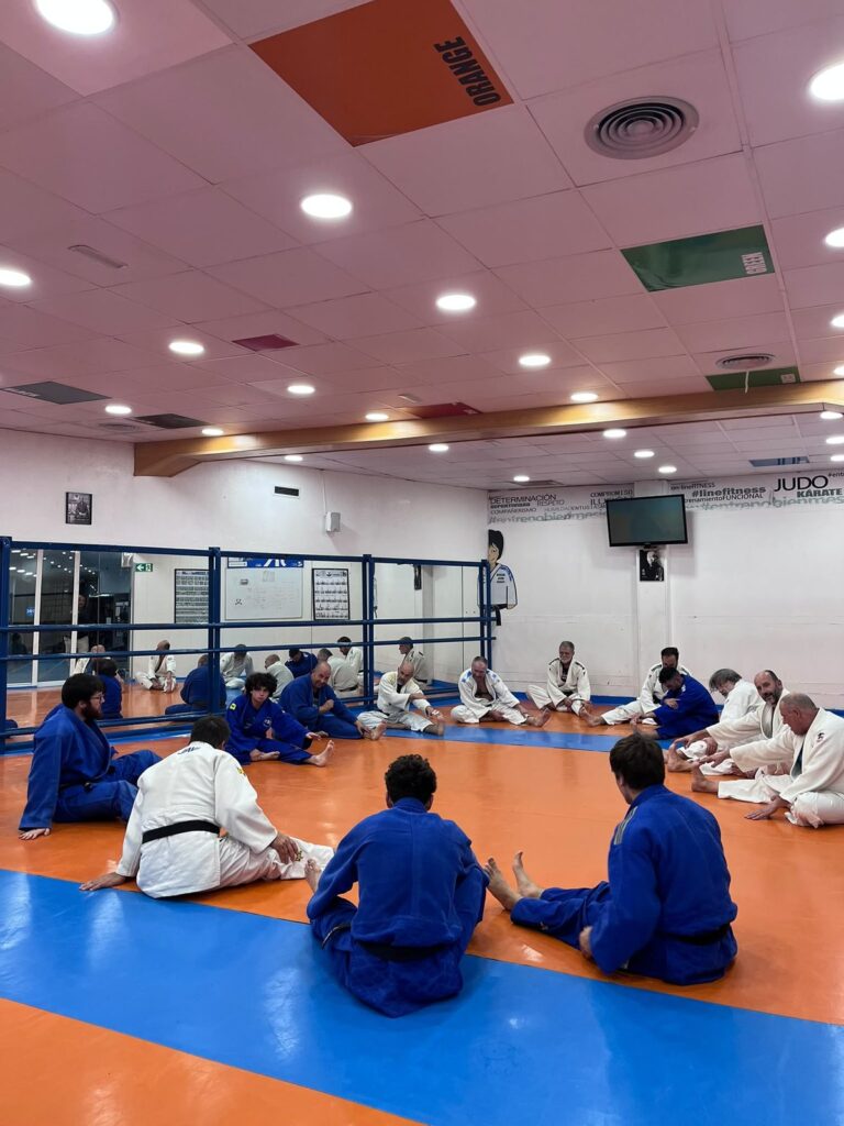 Judocas del JK calentando en círculo en la sesión de Judo para toda la vida